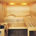 Bancs et étagères en bois dans le hammam