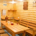 Une table en bois, des bancs et des étagères faites-le vous-même pour un bain