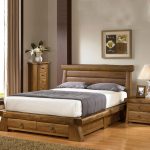 Ensemble de meubles en bois avec des tiroirs inhabituels pour la chambre