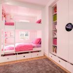 Enfants pour les filles avec des tiroirs pratiques sous le lit