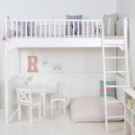 Lit mezzanine pour enfants sous le plafond