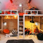 Lits d'enfants sous le plafond