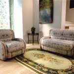 Canapé et chaise avec rembourrage inhabituel