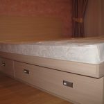 Lit double en bois aggloméré avec tiroirs