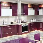 Cuisine mauve brillante à décor blanc