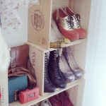 Stockage des chaussures dans des boîtes verticales
