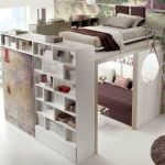 Conception intéressante avec un lit sous le plafond et une armoire intégrée et un canapé