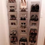 Poches de chaussures sur le mur