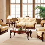 Canapé classique non pliant et chaises à l'intérieur
