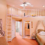 Chambre pour les filles avec un lieu de repos sous le plafond