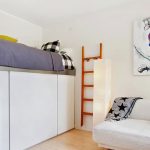 Chambre compacte avec un lit sur 2 niveaux