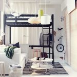 La conception du lit sous le plafond libère de l'espace en dessous.