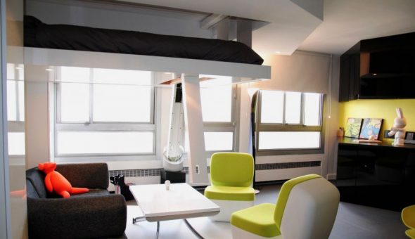 Lit sous le plafond de l'appartement élégant