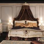 Auvent marron avec une monture ronde à l'intérieur