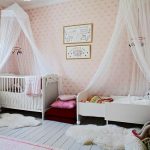 Auvent de beaux enfants dans la chambre des filles