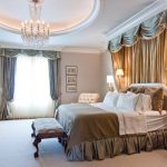 Beaux rideaux et baldaquin dans la chambre