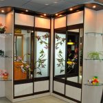 Belle armoire d'angle avec des fleurs