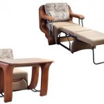 Fauteuil-lit avec une table un transformateur