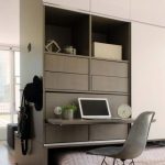 Garde-robe intégrée au lit et à la table prend peu de place