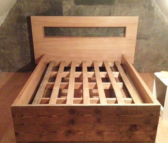 Lit de planches de bois