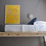 Lit en bois naturel sous le plafond