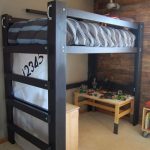 Le lit sous le plafond laisse place à la pratique et aux jeux en bas.