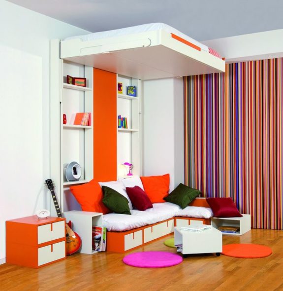 Un lit avec un mécanisme de levage dans le salon n'a pas lieu et crée un environnement de sommeil confortable.