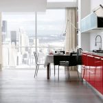 Cuisine avec baie vitrée et suite blanc-rouge