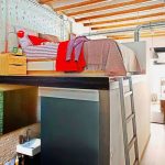 Appartement de style loft avec un lit sous le plafond