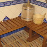 Magasinez dans le bain avec leurs propres mains