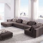 Un canapé modulaire pour un grand salon pouvant accueillir de nombreux invités.