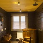 Installation d'une fonte en bois dans le bain de lavage