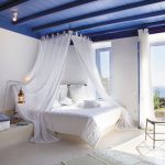 Chambre design avec baldaquin blanc