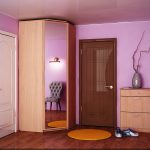 Une petite armoire dans le couloir, située dans le coin.