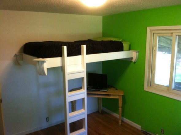 Lit insolite sous le plafond