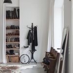 Niche pour chaussures avec étagères faites maison