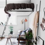 Le lit original sous le plafond à l'intérieur du salon