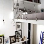 Lit original sous le plafond dans une petite pièce avec de hauts plafonds