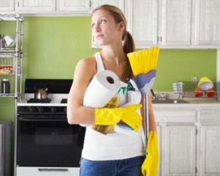 Nous nettoyons la graisse dans la cuisine