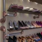 L'étagère pour les chaussures de pipes et les conseils les mains