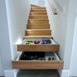 Étagères à chaussures dans les escaliers