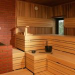 Étagères dans le bain de bois avec leurs propres mains