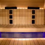 Étagères dans le hammam avec lumière