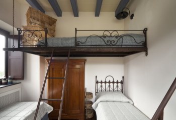 Un lit et demi avec des éléments forgés