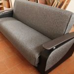 Livre gris canapé simple pour une petite pièce