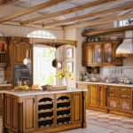 Cuisine spacieuse avec meubles en bois