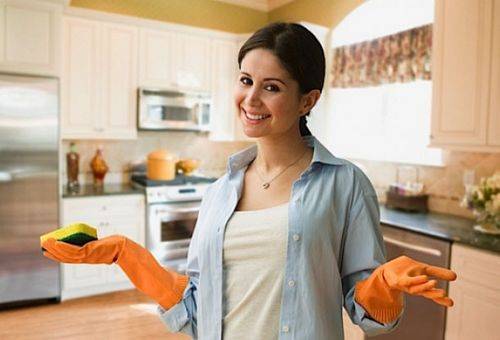 Nettoyer les meubles dans la cuisine