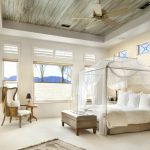 La verrière transparente ajoute du confort à la chambre à coucher