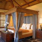 Auvent bleu et lit en bois luxueux
