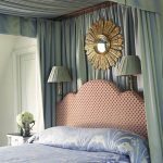 Lit et décoration murale dans la chambre avec un auvent